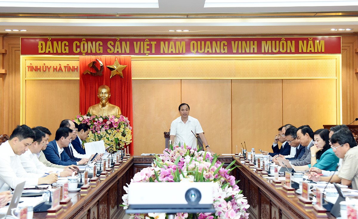 Toàn cảnh cuộc họp của Ban Thường vụ Tỉnh ủy Hà Tĩnh sáng ngày 30/11 (Ảnh - Báo Hà Tĩnh)