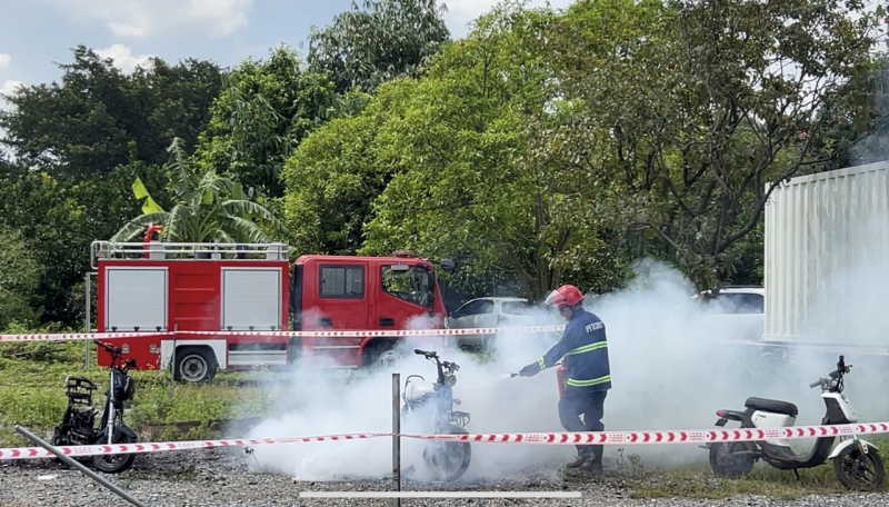 Bình chữa cháy nhãn hiệu F500 EA, sử dụng dung dịch chữa cháy gốc nước - công nghệ bọc phân tử dập tắt đám cháy trong thời gian 2 phút. Ảnh: VFRA