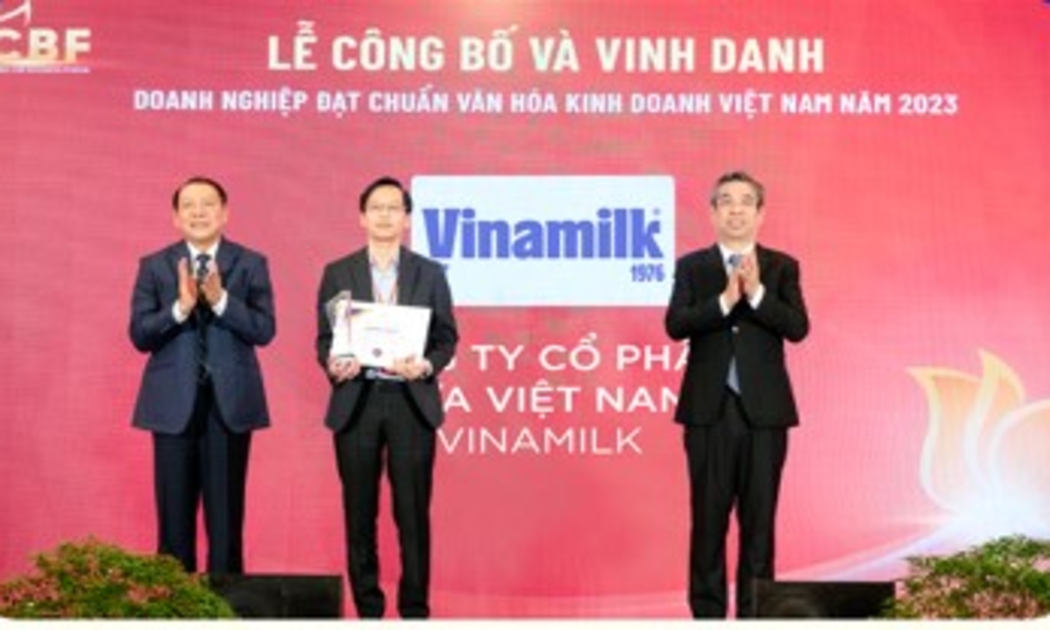 Ông Nguyễn Tường Huy - Giám đốc Nhân sự Vinamilk - nhận chứng nhận “Doanh nghiệp đạt chuẩn văn hóa kinh doanh Việt Nam năm 2023”.