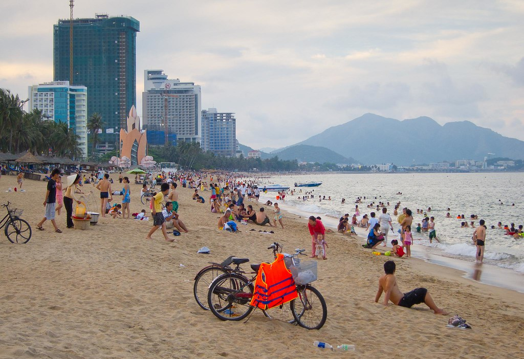 Từ nay đến đầu năm mới 2024,&nbsp;nhiều điểm đến du lịch nổi tiếng của Kh&aacute;nh H&ograve;a chủ động tung h&agrave;ng loạt sự kiện k&iacute;ch cầu quy m&ocirc;, mới mẻ.