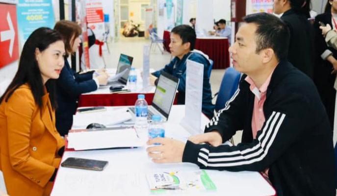 Doanh nghiệp tham gia tuyển dụng nhiều vị trí với thu nhập hấp dẫn trong viên việ làm ngày 30/11. 