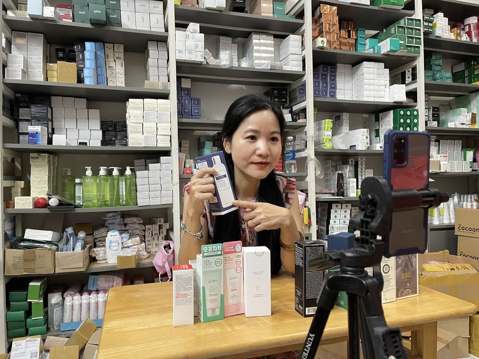 Livestream của Yumi&rsquo;s Mom Shop từng đạt đ&ecirc;́n 6.000 lượt xem vào các ngày sale s&ocirc;́ đ&ocirc;i. Ri&ecirc;ng vào 10.10, doanh s&ocirc;́ gian hàng tăng trưởng &acirc;́n tượng g&acirc;́p 16 l&acirc;̀n ngày thường, th&acirc;̣m chí tăng đ&ecirc;́n 2x l&acirc;̀n n&ecirc;́u so sánh với thời đi&ecirc;̉m mới bắt đ&acirc;̀u chu&ocirc;̃i livetream cùng &ldquo;Mẹ Yumi&rdquo;.