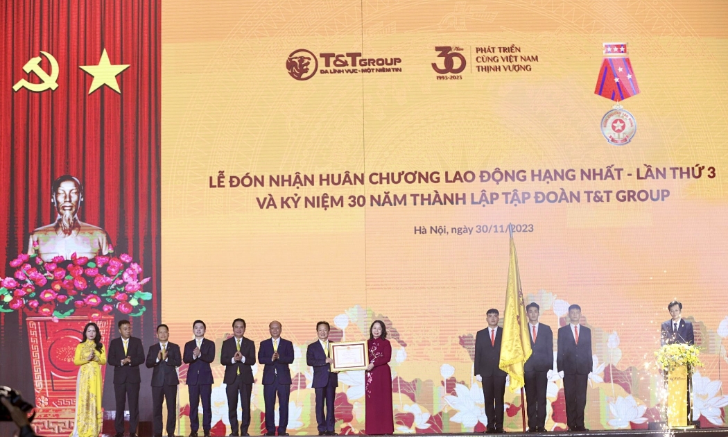 Bà Võ Thị Ánh Xuân, Uỷ viên Ban Chấp hành Trung ương Đảng, Phó Chủ tịch nước CHXHCN Việt Nam thay mặt lãnh đạo Đảng, Nhà nước trao tặng Huân chương lao động hạng Nhất cho Tập đoàn T&T Group.