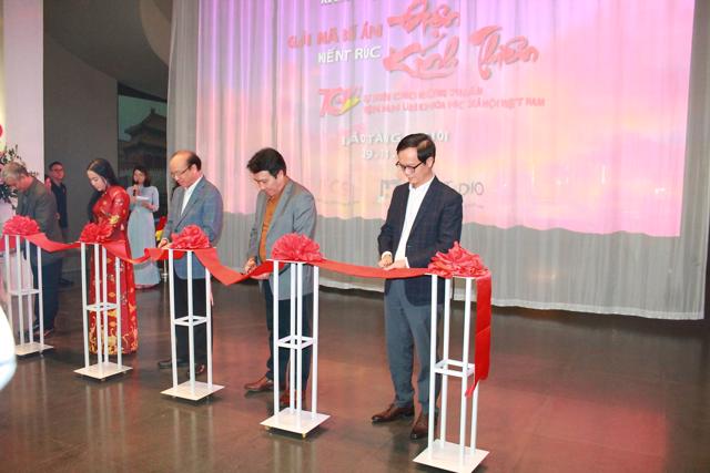Cắt băng khai mạc Triển lãm “Giải mã bí ẩn Kiến trúc điện Kính Thiên”. 