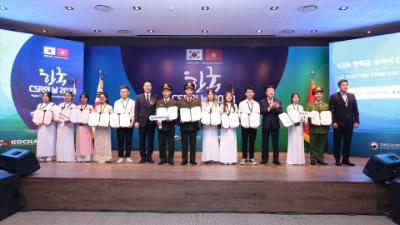 South Korean companies present scholarships to Vietnamese students