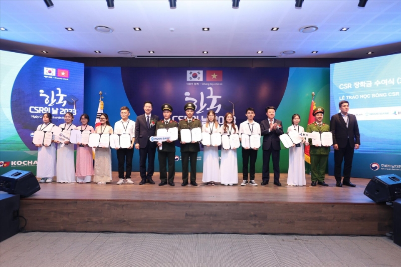 South Korean companies present scholarships to Vietnamese students