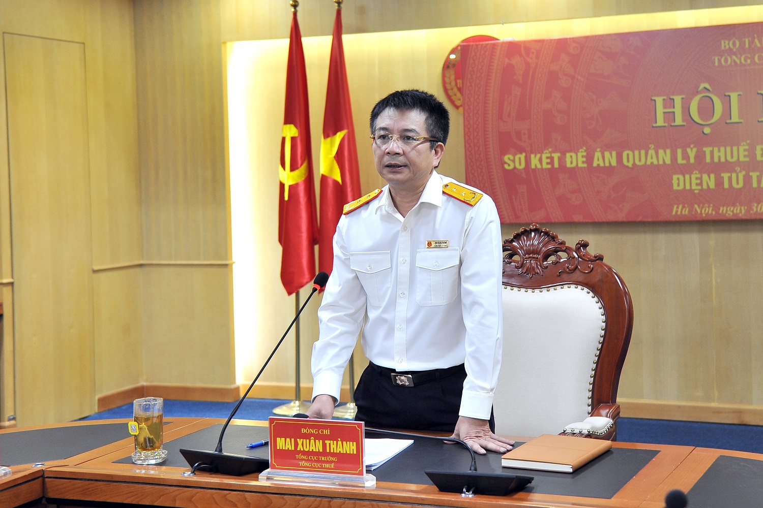 Tổng cục trưởng Tổng cục Thuế Mai Xu&acirc;n Th&agrave;nh chủ tr&igrave; hội nghị.