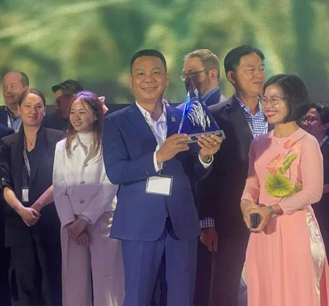 Đại diện Việt Nam nhận Cúp vàng Gạo ngon nhất thế giới năm 2023.