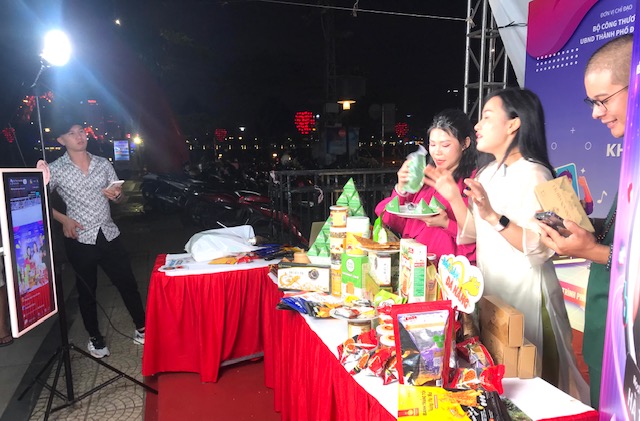 Một gian hàng livestream trên nền tảng Tiktok để quảng bá, giới thiệu sản phẩm. Ảnh Ngô Anh Văn