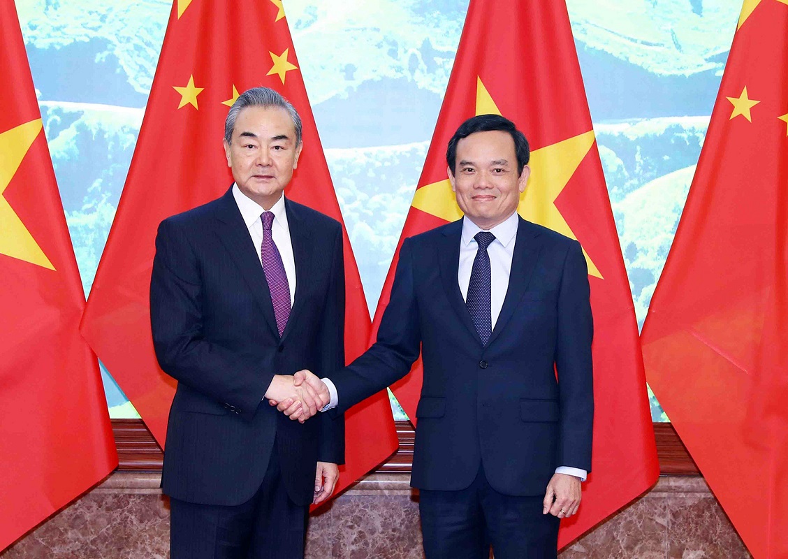 Phó Thủ tướng Trần Lưu Quang và Ủy viên Bộ Chính trị, Chủ nhiệm Văn phòng Ủy ban công tác đối ngoại Trung ương Đảng Cộng sản Trung Quốc, Bộ trưởng Bộ Ngoại giao nước Cộng hòa nhân dân Trung Hoa Vương Nghị tại Phiên họp. Ảnh: VGP.