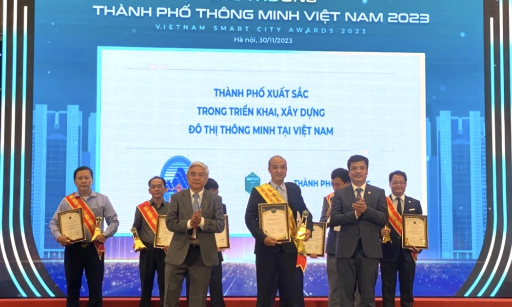 Phó Chủ tịch UBND TP. Đà Nẵng Lê Quang Nam (người đứng hàng trên thứ 2 từ phải sang) nhận giải thưởng Thành phố thông minh Việt Nam năm 2023.