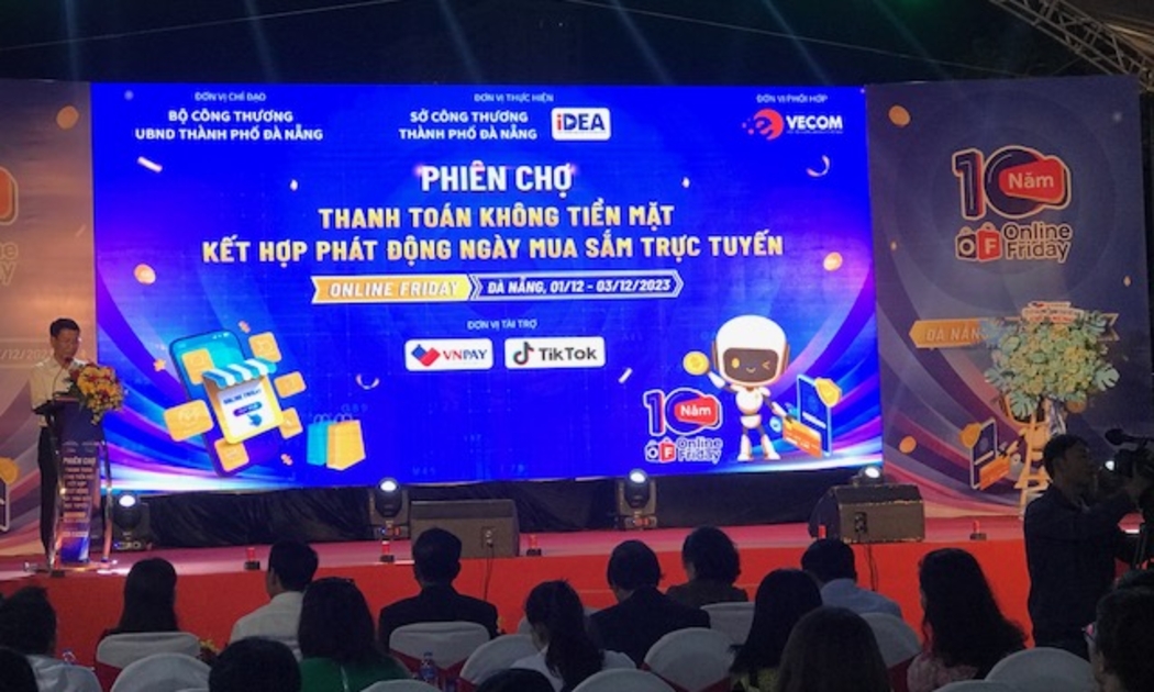 Khai mạc Phiên chợ thanh toán không tiền mặt và phát động Ngày mua sắm trực tuyến Online Friday. Ảnh Ngô Anh Văn.
