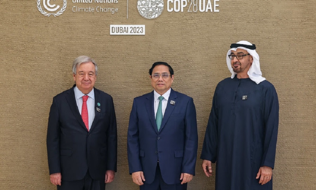 Tổng thống UAE Mohammed bin Zayed Al Nahyan và Tổng Thư ký Liên Hợp Quốc đón Thủ tướng Phạm Minh Chính tham dự Hội nghị COP28. Ảnh: VGP.