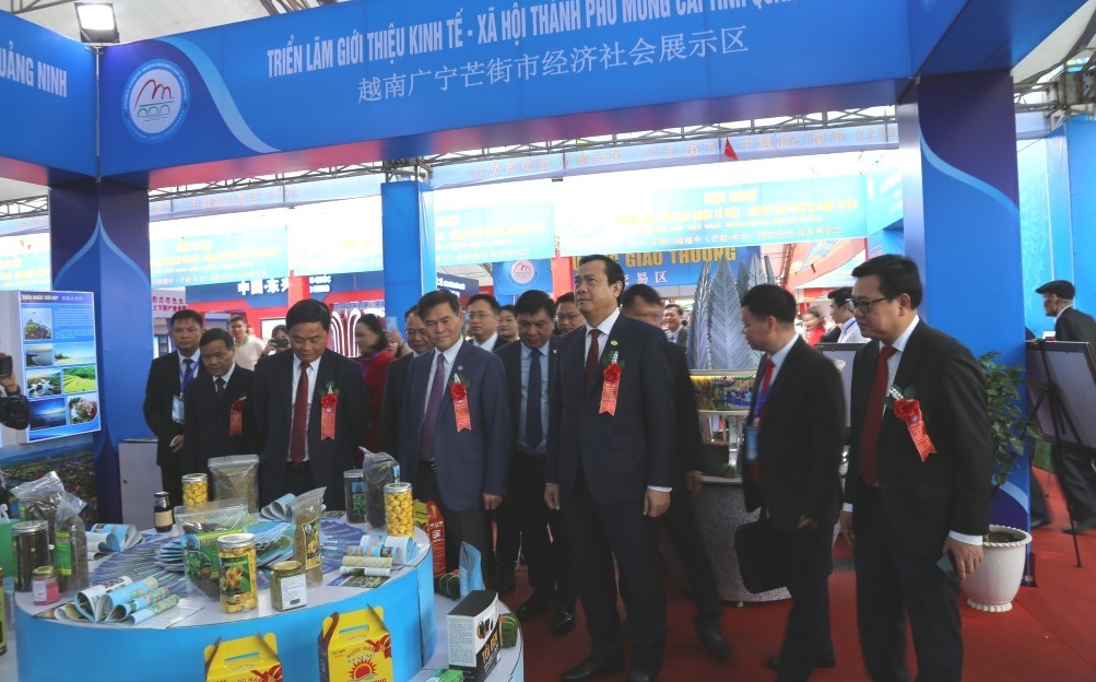 Visitors to the trade and tourism fair. Photo: baoquangninh.vn