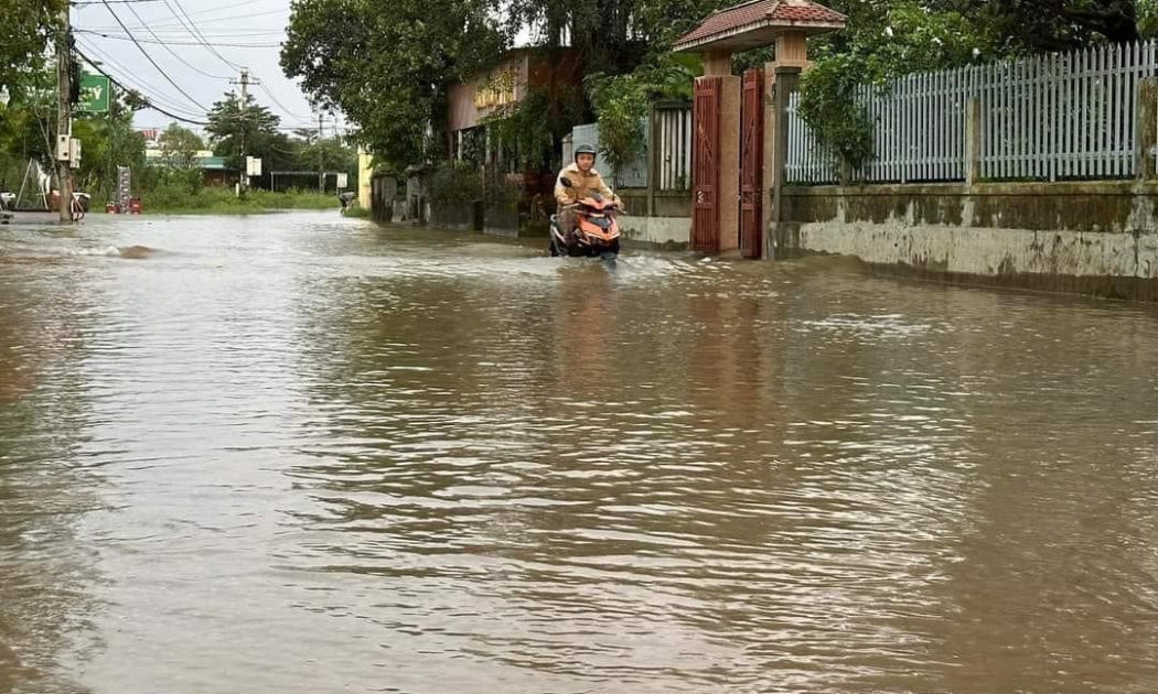 Nhiều địa phương ở vùng hạ du sông Bồ (Thừa Thiên Huế) lại bị ngập lụt khi thượng nguồn có mưa lớn