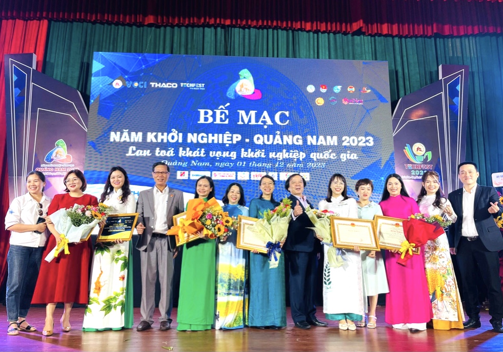 Các chủ thể có thành tích xuất sắc trong phong trào khởi nghiệp đổi mới sáng tạo tỉnh Quảng Nam.được biểu dương khen thưởng.