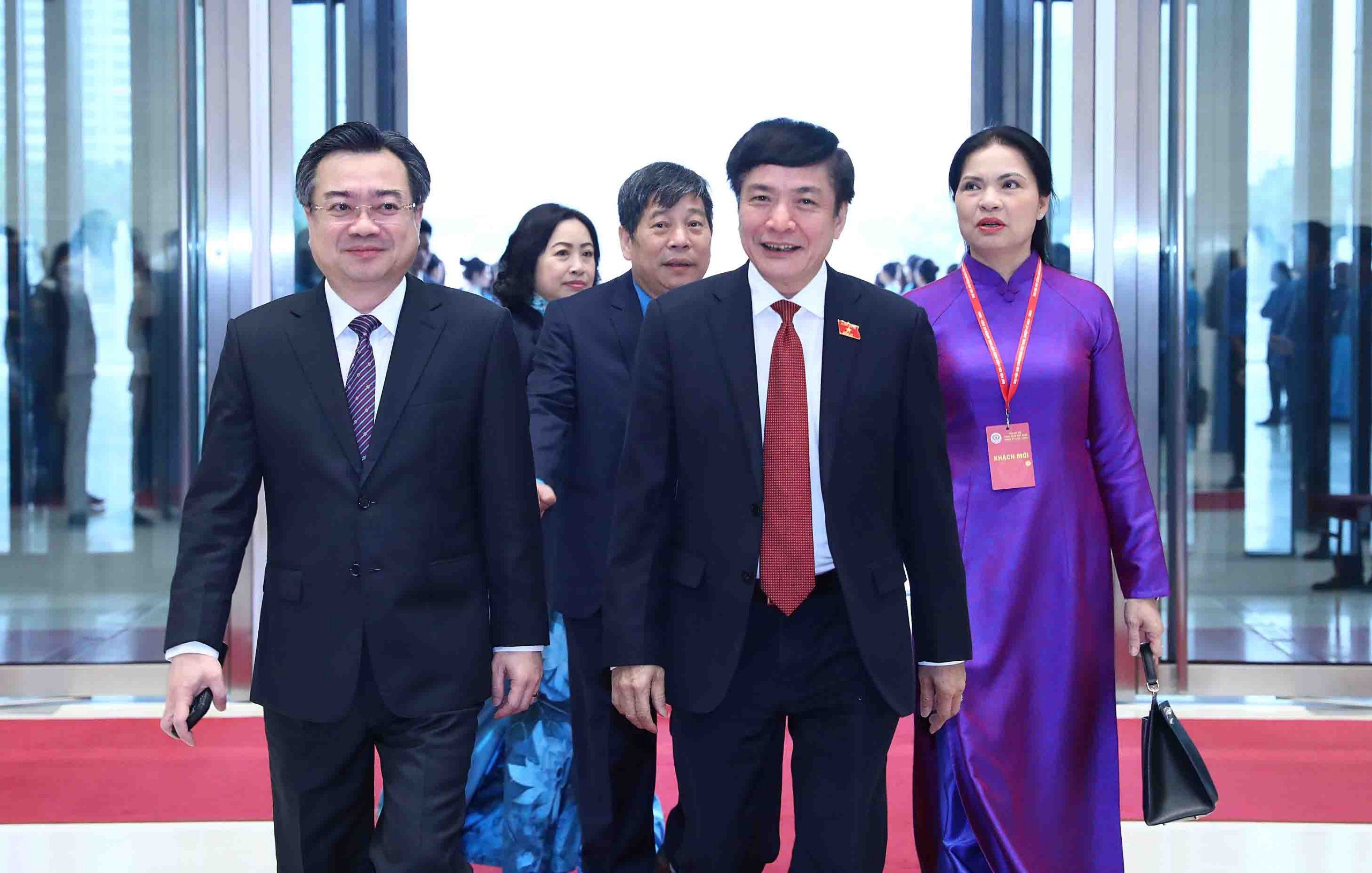 Tổng Thư k&yacute; Quốc hội, Chủ nhiệm Văn ph&ograve;ng Quốc hội B&ugrave;i Văn Cường v&agrave; Bộ trưởng Bộ X&acirc;y dựng Nguyễn Thanh Nghị đến dự Đại hội.