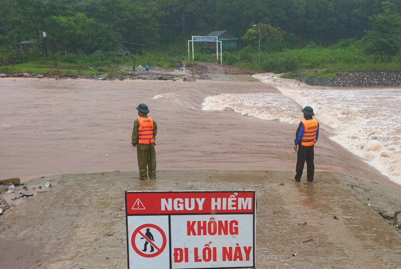 Cơ quan chức năng Quảng Bình bảo đảm cho người dân các khu vực bị ngập nước được an toàn