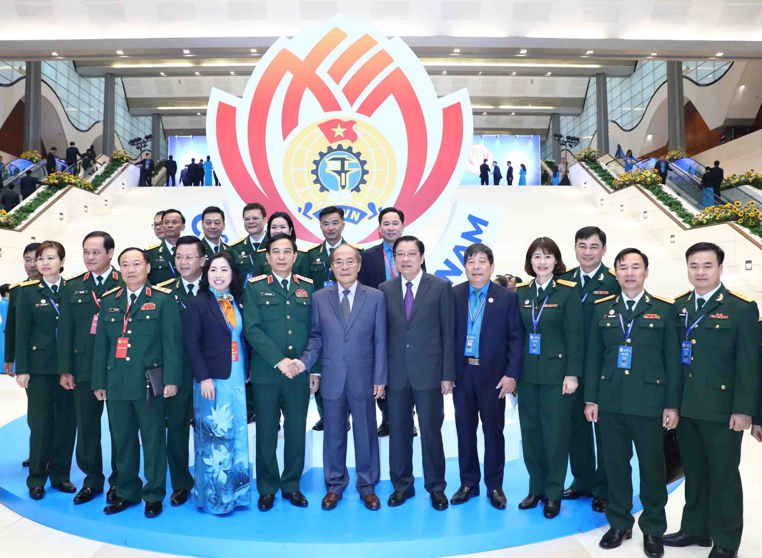 Nguyên Chủ tịch Quốc hội Nguyễn Sinh Hùng, Bộ trưởng Bộ Quốc phòng Phan Văn Giang chụp ảnh lưu niệm cùng các đại biểu tham dự Đại hội XIII Công đoàn Việt Nam.