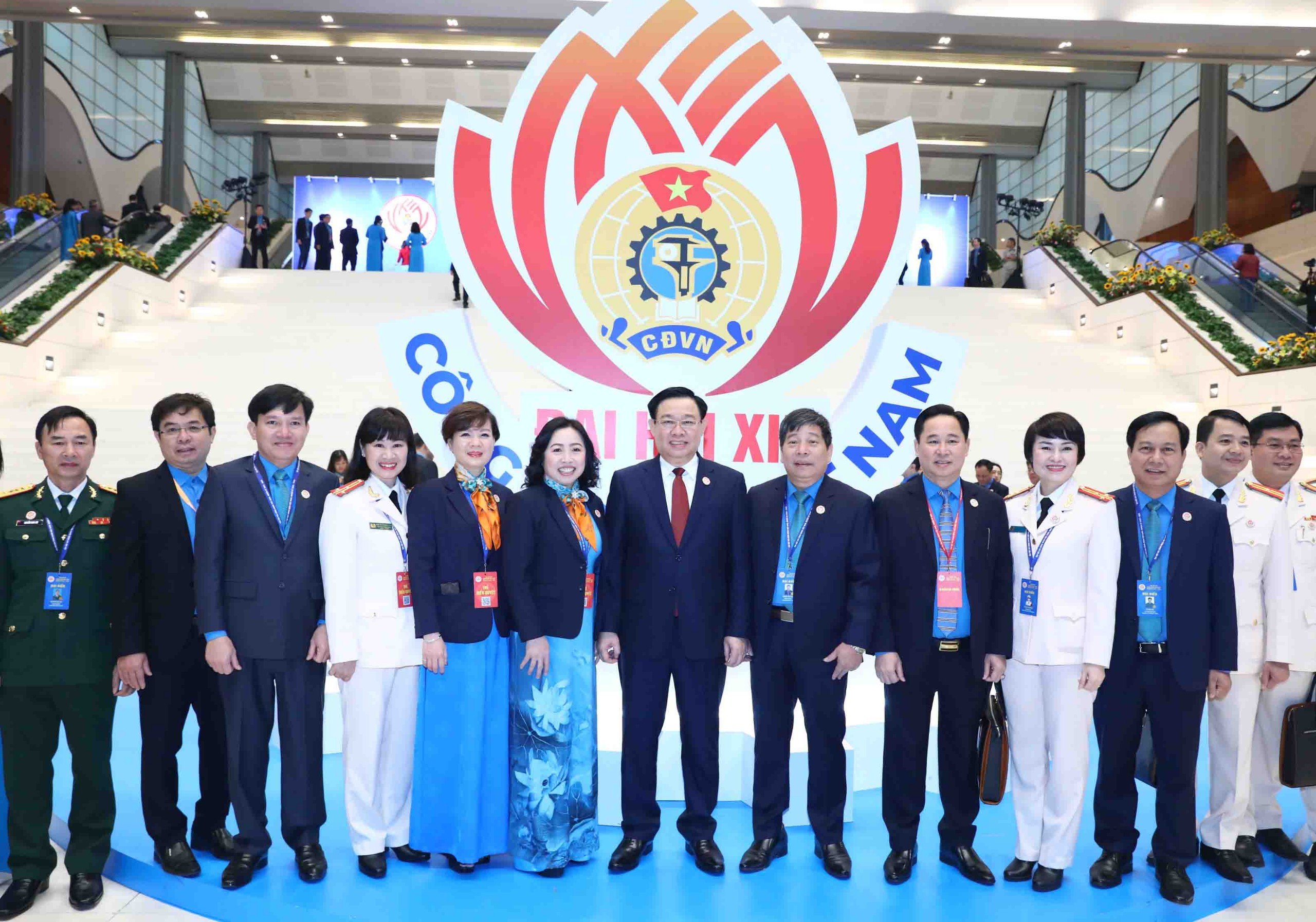 Chủ tịch Quốc hội Vương Đình Huệ chụp ảnh lưu niệm cùng các đại biểu tham dự Đại hội XIII Công đoàn Việt Nam.