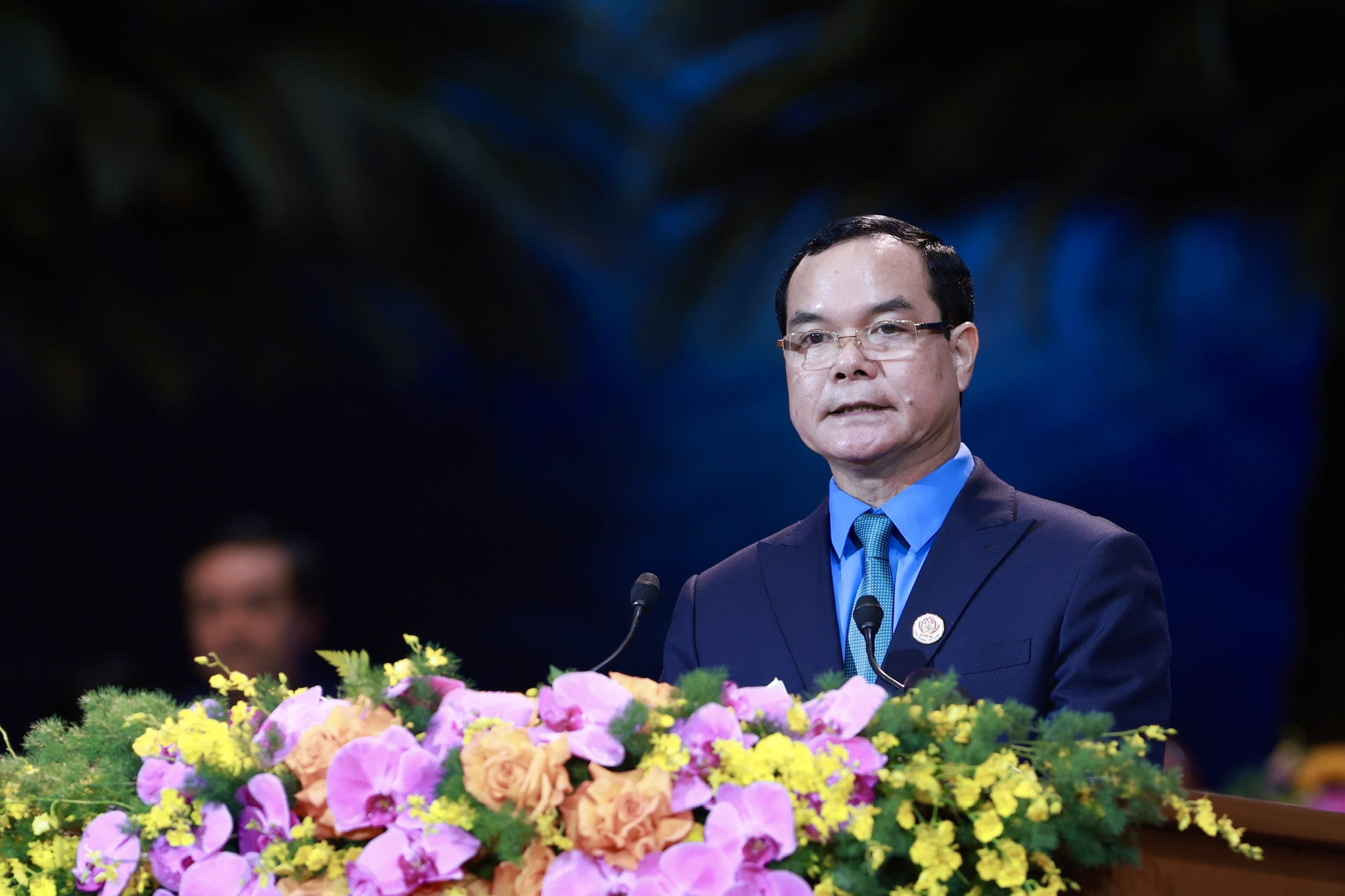 Ông Nguyễn Đình Khang, Chủ tịch Tổng Liên đoàn Lao động Việt Nam báo cáo về kết quả thực hiện trong nhiệm kỳ vừa qua. 