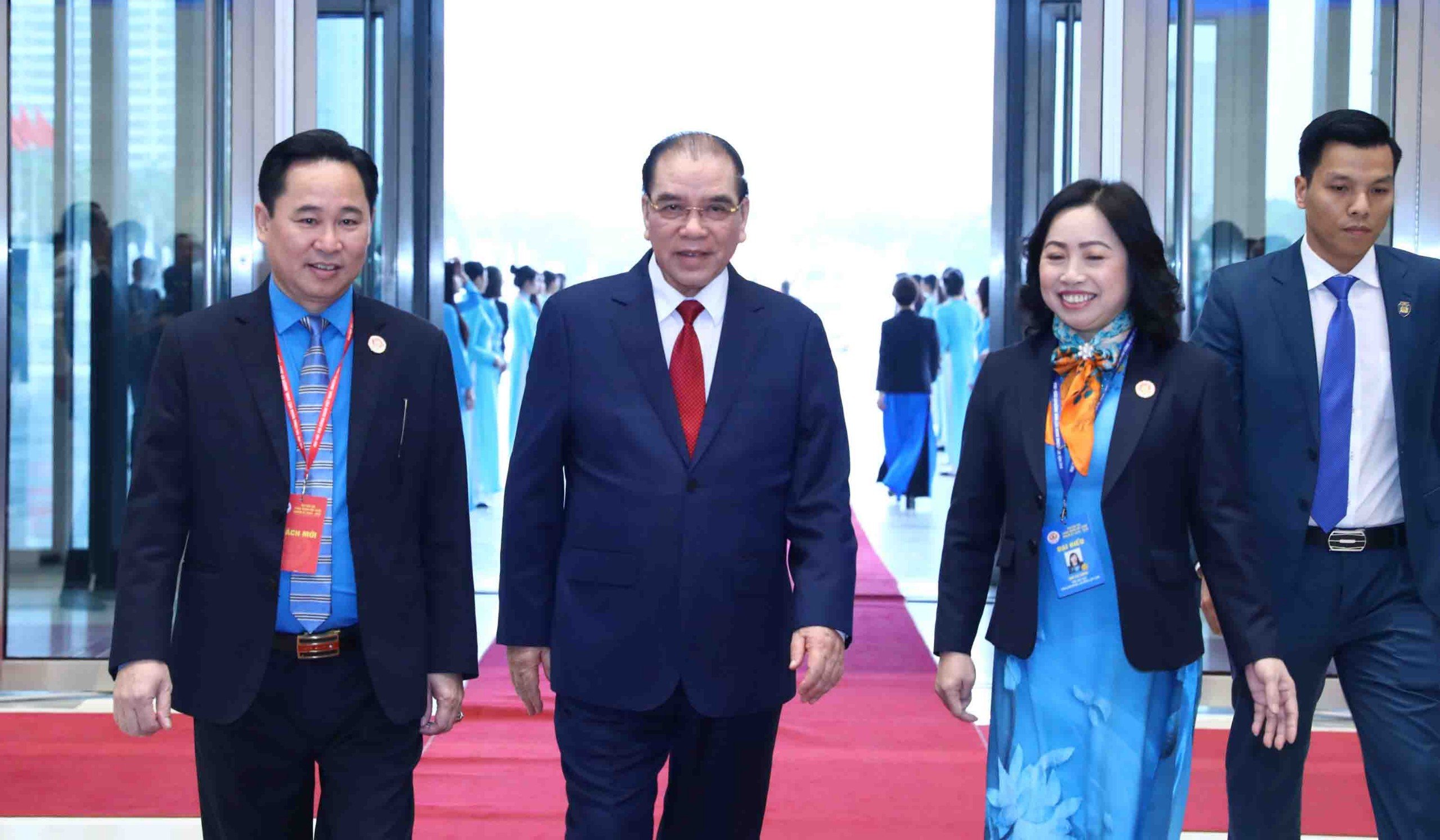 Nguyên Tổng Bí thư Nông Đức Mạnh tới dự Đại hội.