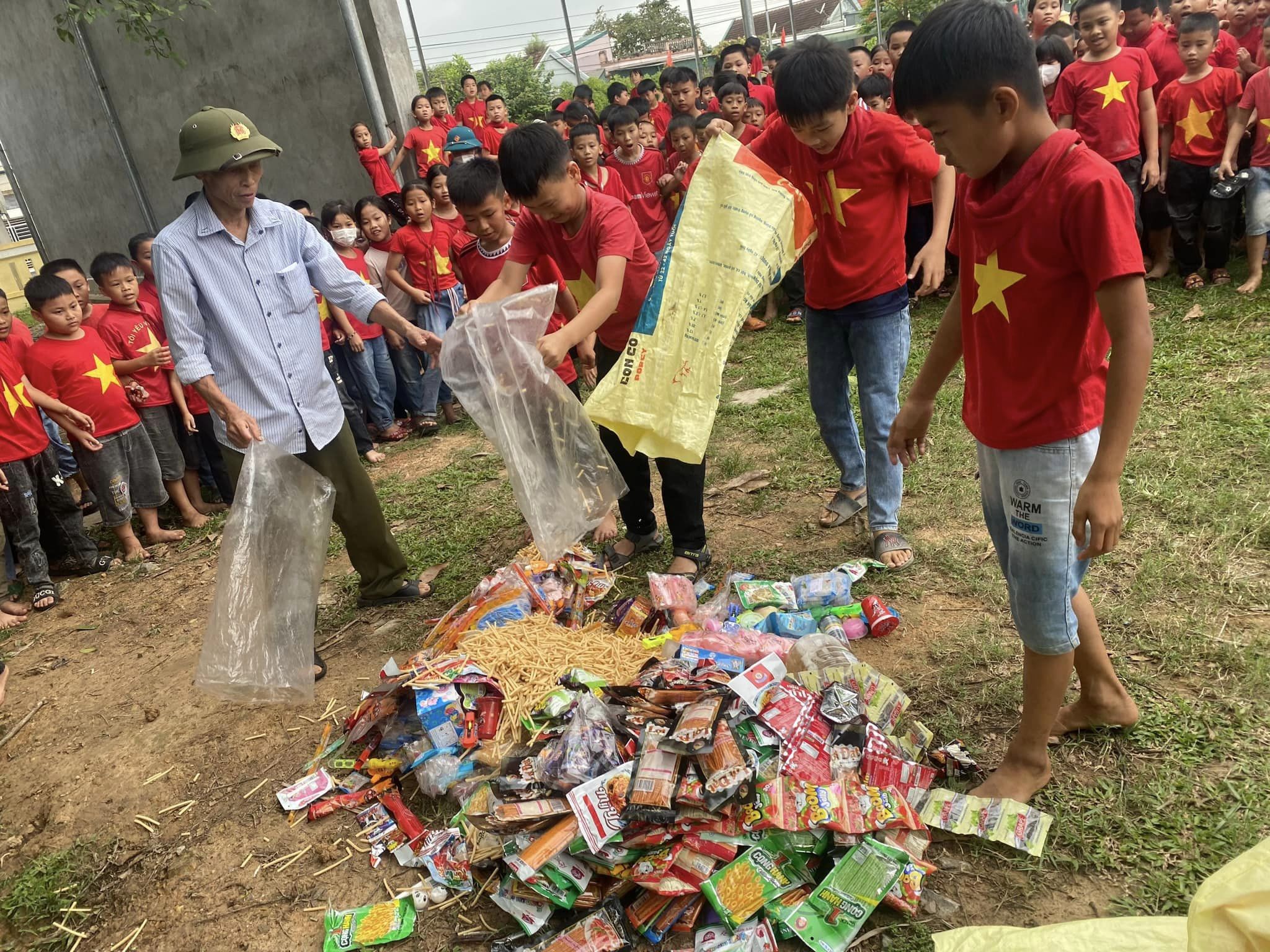 Lực lượng chức năng phối hợp với nhà trường tiêu hủy hàng hóa
