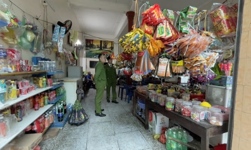 Nghệ An thu giữ lượng lớn bánh kẹo không rõ nguồn gốc quanh khu vực trường học 