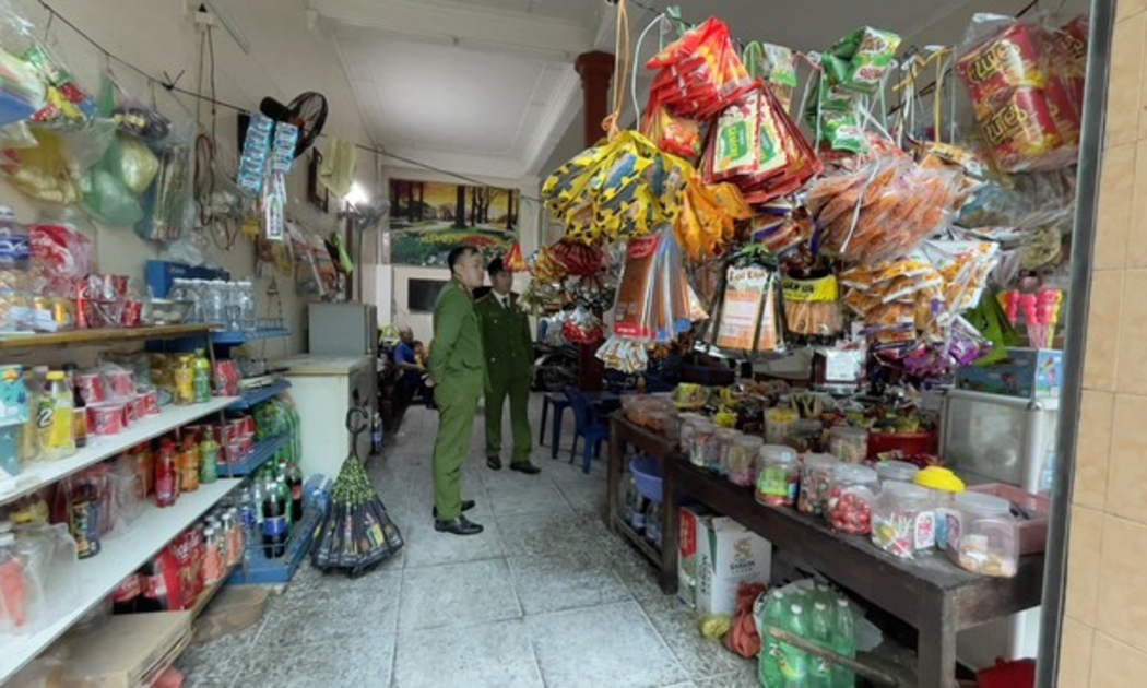 Công an thành phố Vinh kiểm tra các ki ốt kinh doanh khu vực xung quanh trường học. Ảnh: Phạm Thủy