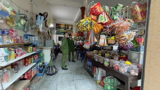 Công an thành phố Vinh kiểm tra các ki ốt kinh doanh khu vực xung quanh trường học. Ảnh: Phạm Thủy