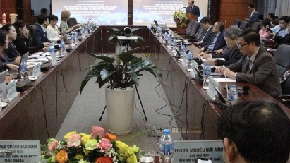 Seminar looks at Vietnam - Laos cooperation for growth recovery