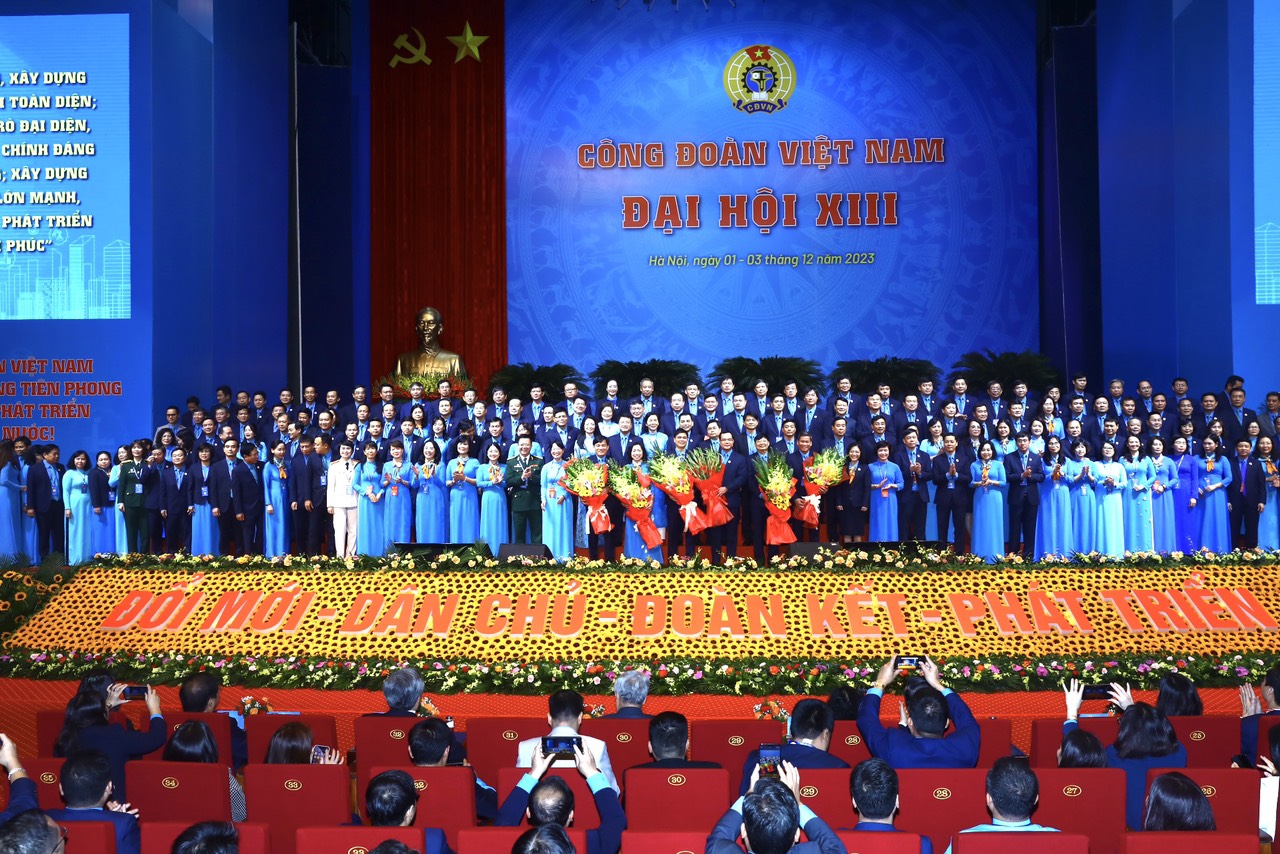 Ra mắt Ban Ban Chấp hành Tổng Liên đoàn Lao động Việt Nam khóa XIII, nhiệm kỳ 2023 - 2028. Ảnh - Hải Nguyễn.