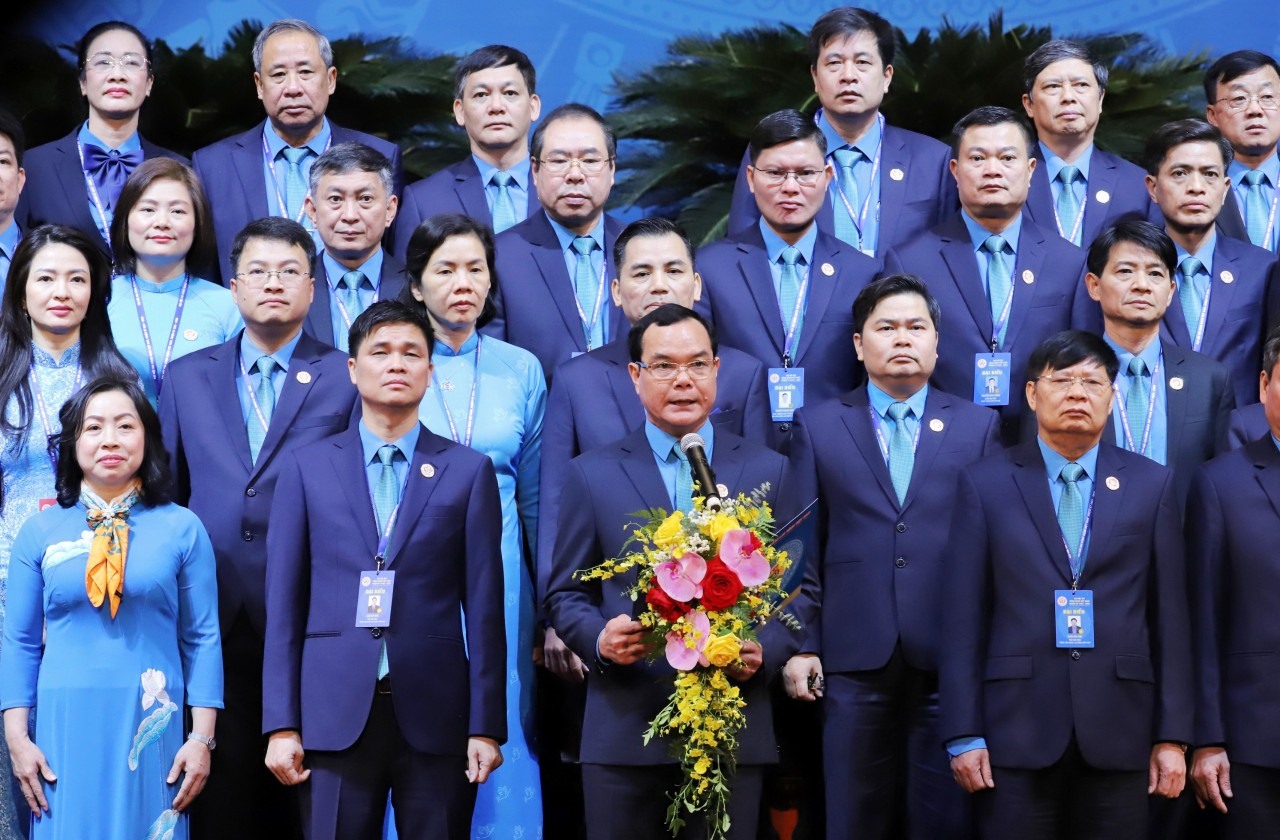 Chủ tịch Tổng Liên đoàn Lao động Việt Nam Nguyễn Đình Khang thay mặt Ban Chấp hành Tổng Liên đoàn Lao động Việt Nam khóa XIII phát biểu nhận nhiệm vụ. Ảnh - Tô Thế.