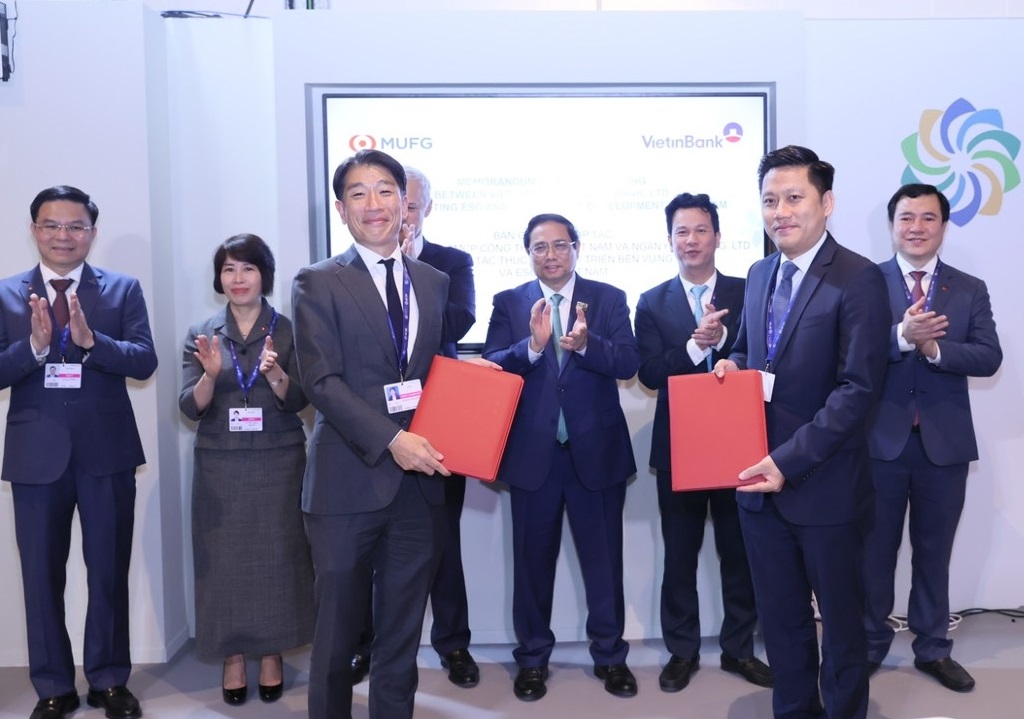 Ông Lê Duy Hải - Phó Tổng giám đốc VietinBank và ông Daisuke Nishiyama - Giám đốc Điều hành, Trưởng Bộ phận Phát triển bền vững MUFG trao bản MOU dưới sự chứng kiến của Thủ tướng Chính phủ Phạm Minh Chính.