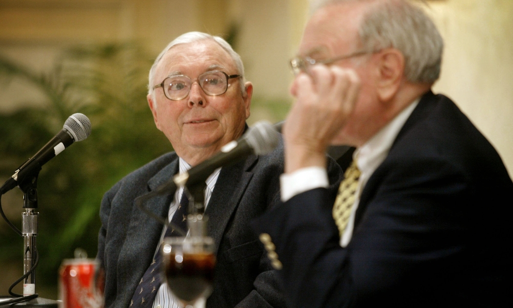 Charlie Munger (trái) và Warren Buffett - Ảnh: Bloomberg.