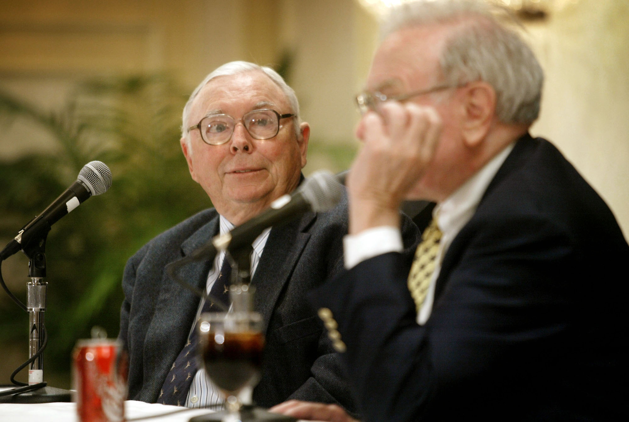 Charlie Munger (trái) và Warren Buffett - Ảnh: Bloomberg.