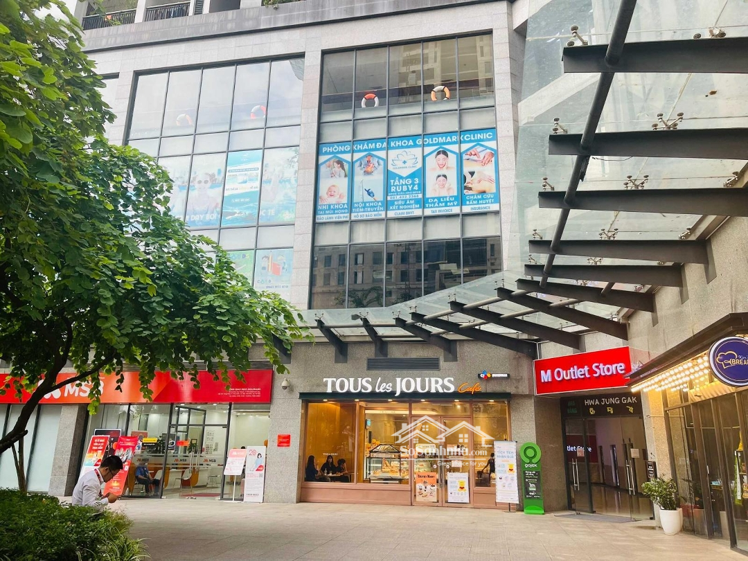 Trung tâm thương mại khối đế các tòa chung cư tập trung tại các khu đô thị phía tây Hà Nội luôn có tỷ lệ lấp đầy 100%.