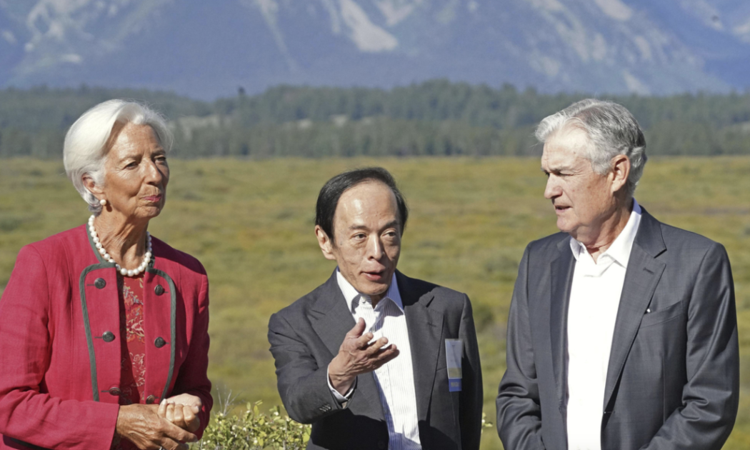 Từ trái qua: Chủ tịch Ngân hàng Trung ương châu Âu (ECB) Christine Lagarde, Thống đốc Ngân hàng Trung ương Nhật Bản (BOJ) Ueda Kazuo, và Chủ tịch Cục Dự trữ Liên bang Mỹ (Fed) Jerome Powell tại hội nghị ngân hàng trung ương thường niên của Fed vào tháng 8/2023 - Ảnh: Alamy Stock Photo.