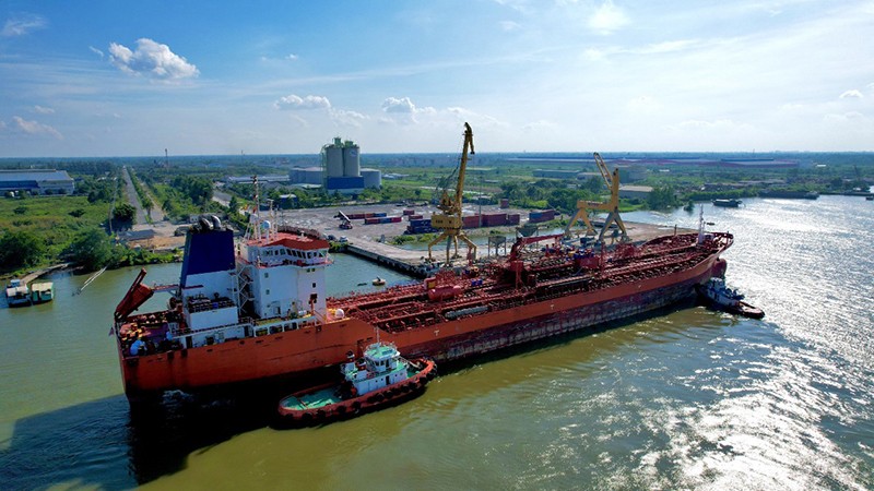 Khơi thông "điểm nghẽn" , giảm chi phí logistics tại ĐBSCL là một đòi hỏi cũng là thách thức lớn. Trong ảnh: Tàu trọng tải 20.000 tấn vào sông Hậu cập cảng VIMC Hậu Giang. Ảnh: VIMC.