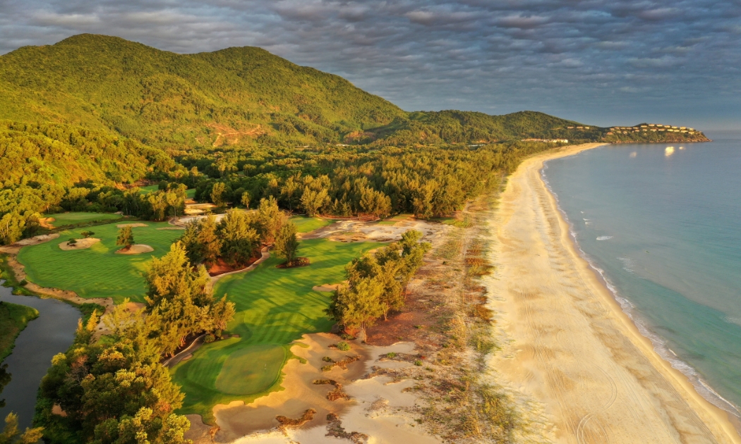 Miền Trung là điểm đến lý tưởng cho các golf thủ đến từ các quốc gia có khí hậu khắc nghiệt vào mùa đông. Ảnh: Laguna Lăng Cô
