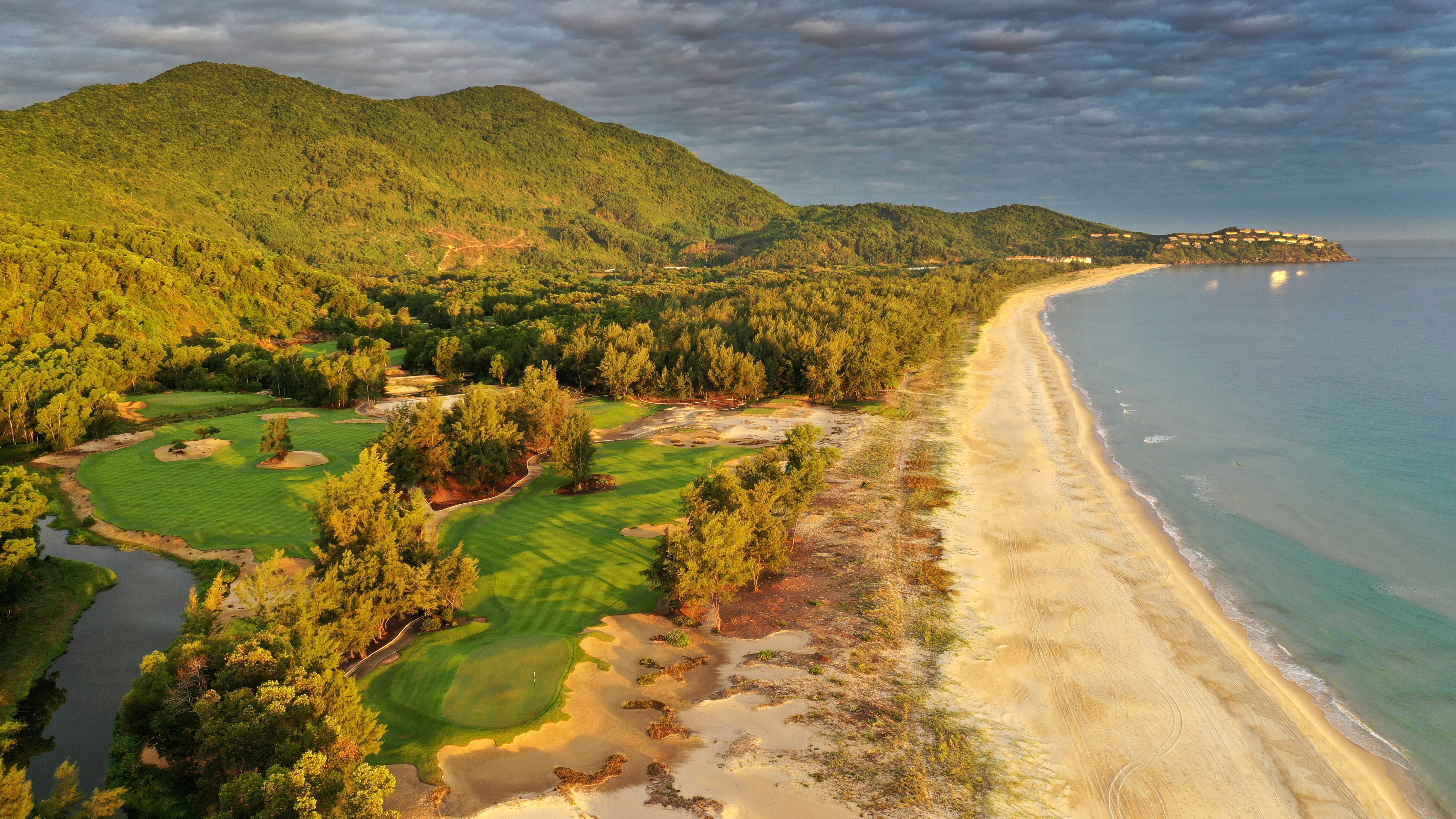Miền Trung là điểm đến lý tưởng cho các golf thủ đến từ các quốc gia có khí hậu khắc nghiệt vào mùa đông. Ảnh: Laguna Lăng Cô