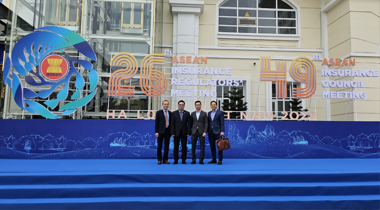 Lãnh đạo Cục Quản lý, giám sát bảo hiểm (Bộ Tài chính) cùng các đại biểu tham dự hội nghị.