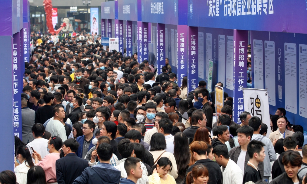Một hội chợ việc làm ở Trung Quốc - Ảnh: Bloomberg.