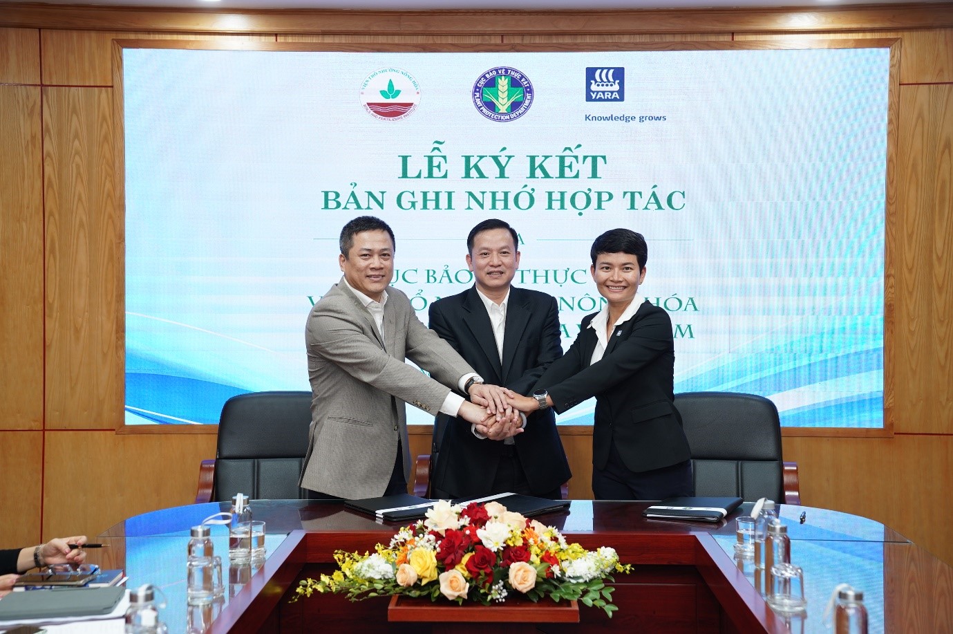 &Ocirc;ng Huỳnh Tấn Đạt - Cục trưởng Cục Bảo vệ thực vật (giữa), &ocirc;ng Trần Minh Tiến - Viện trưởng Viện Thổ nhưỡng N&ocirc;ng h&oacute;a (b&ecirc;n tr&aacute;i), v&agrave; b&agrave; Trần Ngọc Thanh Tr&uacute;c - Tổng Gi&aacute;m đốc Yara Việt Nam (b&ecirc;n phải).