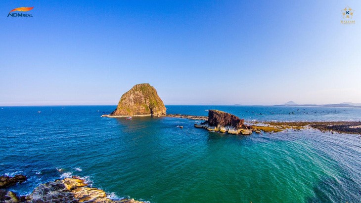 Phú Yên -"cực nam châm mới" hút vốn đầu tư trong thời gian gần đây (Hòn Yến - Phú Yên).