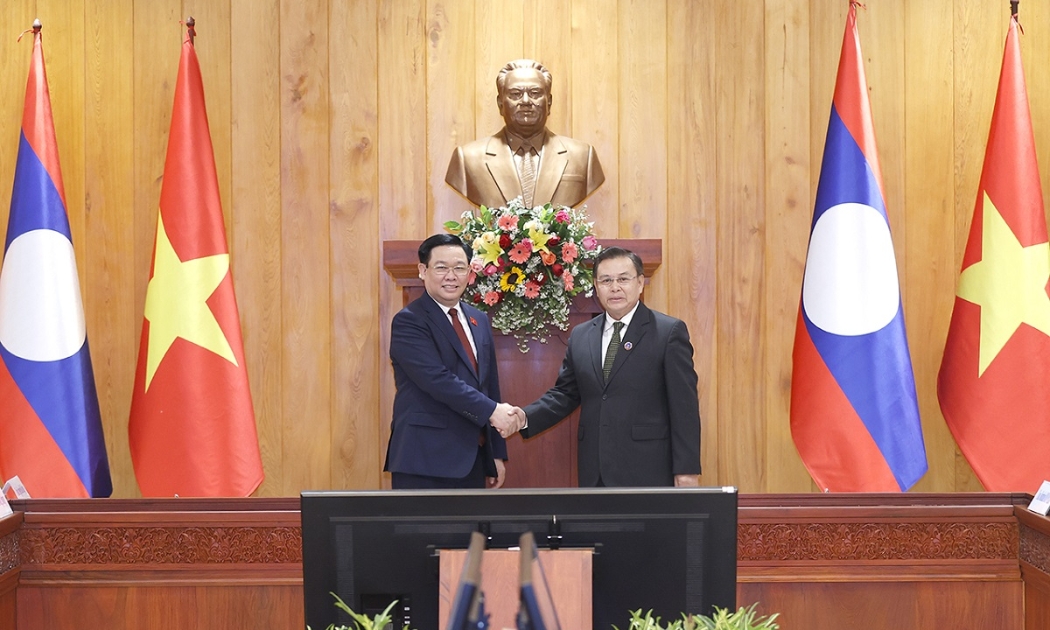 Chủ tịch Quốc hội Vương Đình Huệ và Chủ tịch Quốc hội Lào Saysomphone Phomvihane.