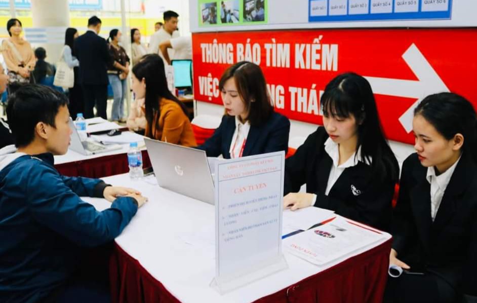 Doanh nghiệp tham gia tuyển dụng lao động tại sàn việc làm.