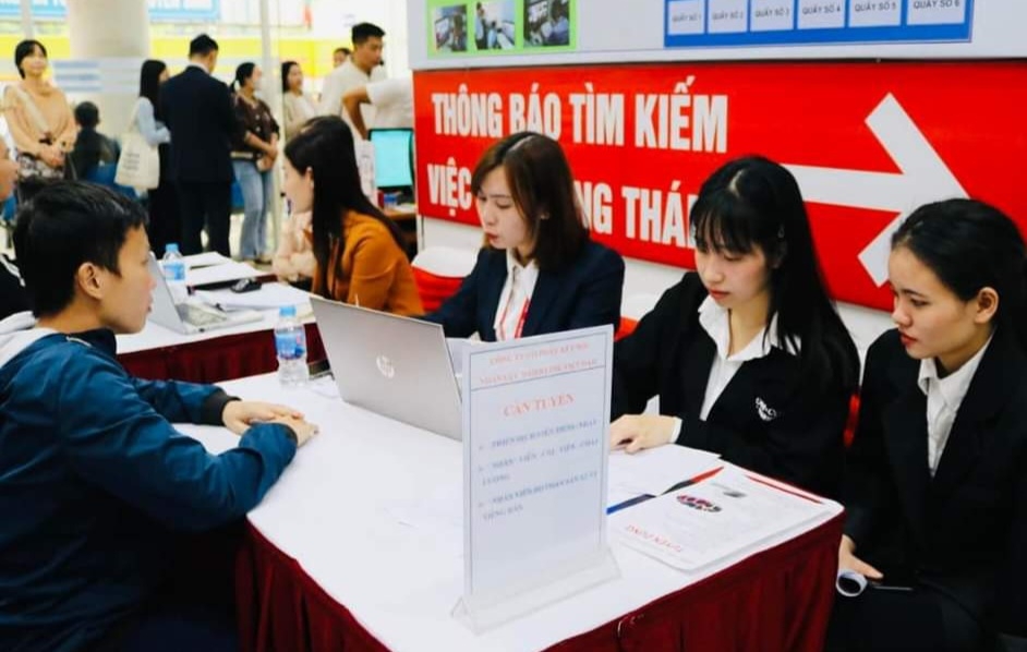 Doanh nghiệp tham gia tuyển dụng lao động tại s&agrave;n việc l&agrave;m.&nbsp;