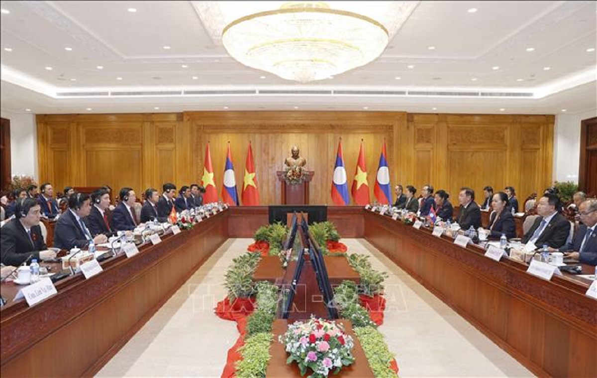 Chủ tịch Quốc hội Vương Đình Huệ hội đàm với Chủ tịch Quốc hội Lào Saysomphone Phomvihane. Ảnh: TTXVN.