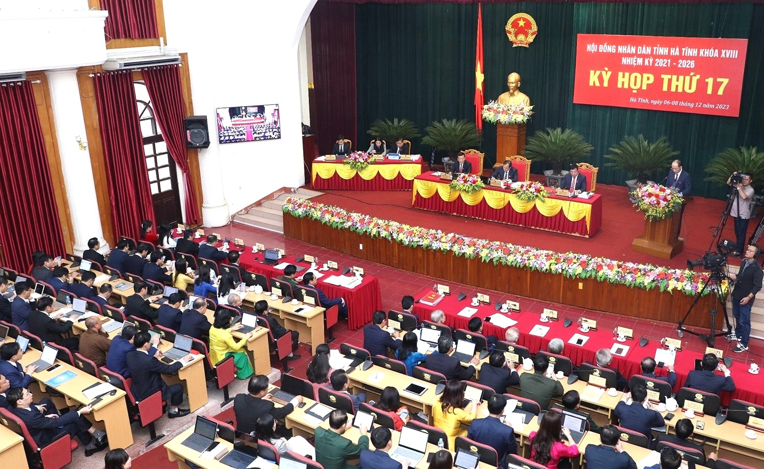 Toàn cảnh kỳ họp ngày 6/12 (Ảnh - Báo Hà Tĩnh)